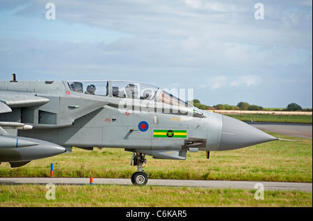 Panavia GR4 Tornado sulla pista di rullaggio a RAF Lossiemouth, Morayshire Scotland. Sco 7700 Foto Stock