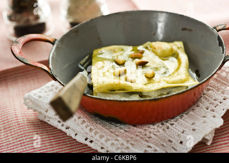 Lasagne con zucchine e pesto Foto Stock