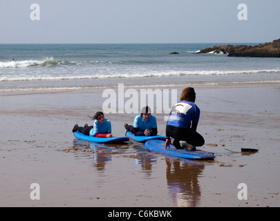 Coppia giovane imparare a navigare, Bude, Cornwall, Regno Unito Foto Stock