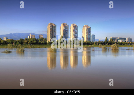 Edifici residenziali in capitale croata Zagabria e riflessioni sul fiume Sava quando il livello di acqua è stato elevato Foto Stock