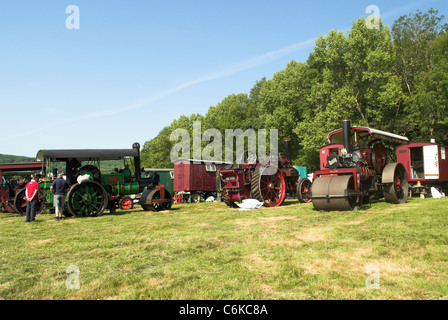 La mattina presto i preparativi in un veicolo a vapore Rally nel sud dell'Inghilterra. Foto Stock