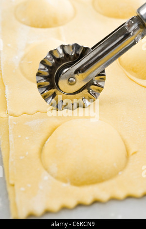 Il taglio di ricotta fresca ravioli con ruota di pasticceria Foto Stock