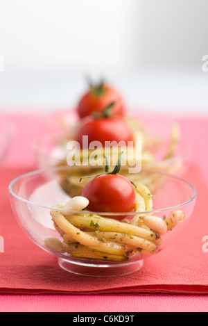 Spaghettini con pesto di basilico Foto Stock