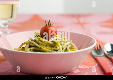 Spaghettini con pesto di basilico Foto Stock