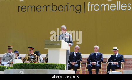 Il principe Charles, Principe di Galles offre un discorso durante la cerimonia di dedicazione a Fromelles cimitero militare nel nord della Francia. Foto Stock