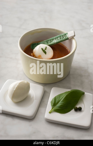 Zuppa di pomodoro con grani di pepe verde e mozzarella di bufala Foto Stock