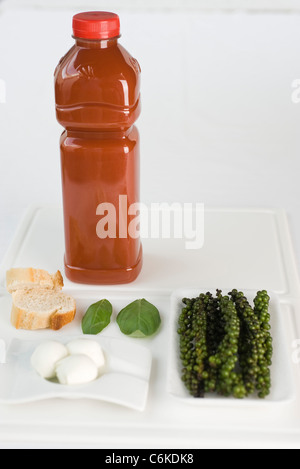 Zuppa di pomodoro con grani di pepe verde e mozzarella di bufala Foto Stock