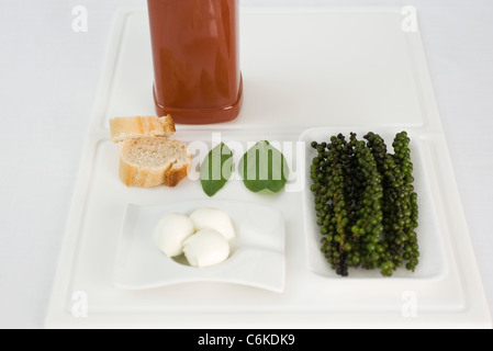 Zuppa di pomodoro con grani di pepe verde e mozzarella di bufala Foto Stock