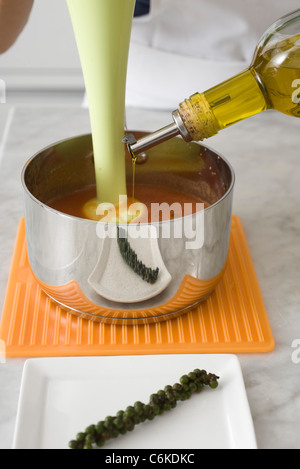 Zuppa di pomodoro con grani di pepe verde e mozzarella di bufala Foto Stock