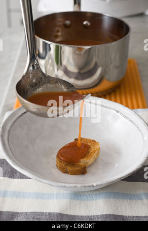 Zuppa di pomodoro con grani di pepe verde e mozzarella di bufala Foto Stock