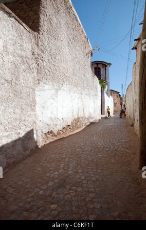 Chilren giocando in uno dei tanti vicoli stretti nella città murata di Harar in Etiopia orientale, Africa Foto Stock