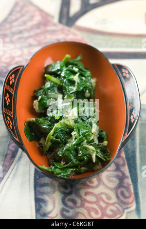 Spinaci saltati con cipolle e zenzero Foto Stock
