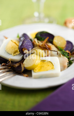 Il merluzzo bianco e insalata di patate Foto Stock