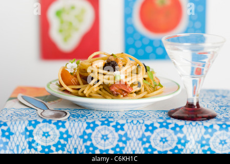 Spaghetti con noci e uvetta Foto Stock