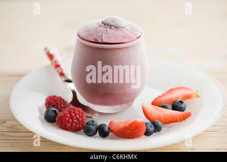 Frozen yogurt con frutti di bosco Foto Stock