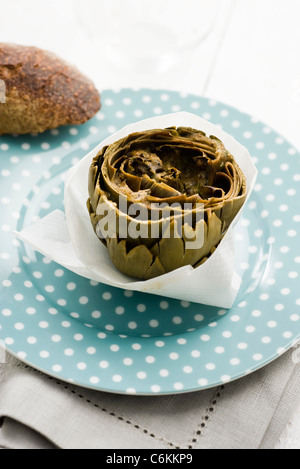 Carciofi con uova e acciughe Foto Stock