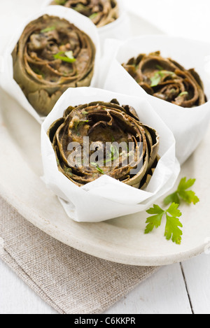 Carciofi con uova e acciughe Foto Stock