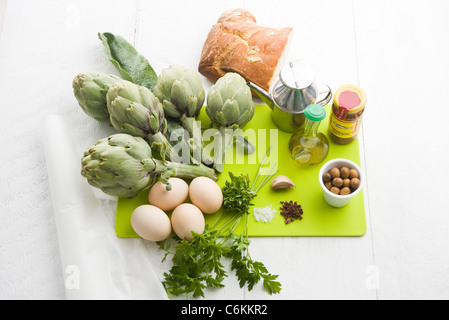 Carciofi con uova e acciughe Foto Stock