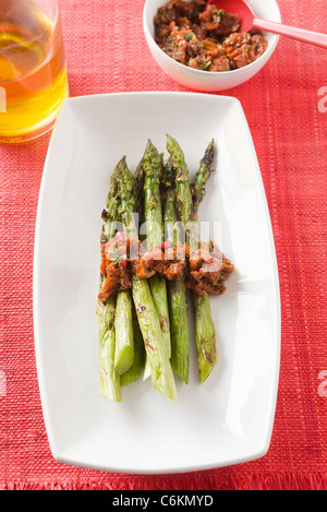 Asparagi con pomodori secchi e peperoni Foto Stock