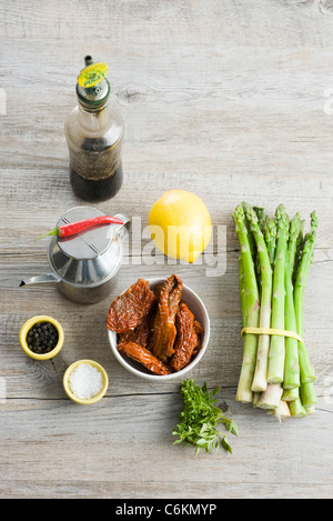 Asparagi con pomodori secchi e peperoni Foto Stock