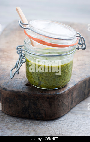 Pesto di asparagi in barattolo Foto Stock