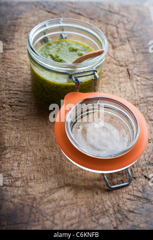 Pesto di asparagi in barattolo Foto Stock