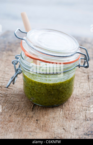 Pesto di asparagi in barattolo Foto Stock