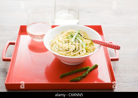 Spaghetti con pesto di asparagi Foto Stock