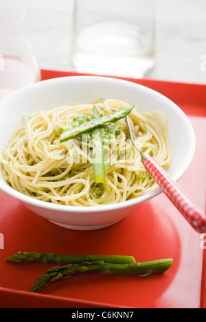 Spaghetti con pesto di asparagi Foto Stock