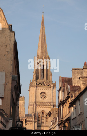 Il campanile della chiesa di San Michele, Chiesa di Inghilterra chiesa parrocchiale in bagno, Somerset visto dal Green Street. Foto Stock