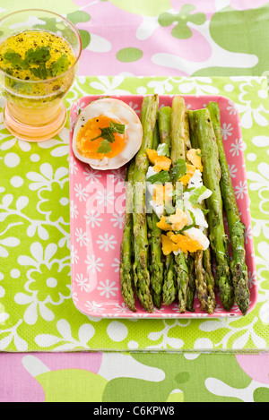 Asparagi verdi con uova sode Foto Stock