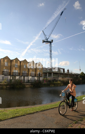 Donna in bicicletta lungo il Regent's Canal a Londra vicino a 2012 Olympic Park Foto Stock