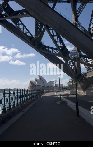 Due icone insieme: la famosa Opera House di Sydney, Australia, visto da sotto il lato sud del Ponte del Porto. Foto Stock
