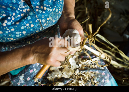 La donna la preparazione di aglio fresco, tagliato Foto Stock