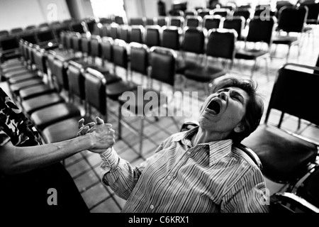 Una donna messicana urla intensivo durante il rito esorcismo eseguito presso la chiesa di Città del Messico. Foto Stock