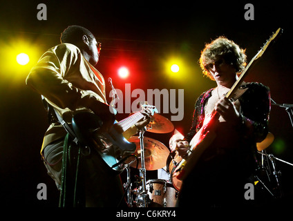 Andrew Levy e Simon Bartolomeo di Brand New Heavies effettuando al Manchester Evening News Arena di Manchester, Inghilterra - Foto Stock