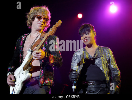 Simon Bartolomeo e N'Dea Davenport del Brand New Heavies effettuando al Manchester Evening News Arena di Manchester, Inghilterra Foto Stock