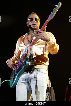 Andrew Levy di Brand New Heavies effettuando al Manchester Evening News Arena di Manchester, Inghilterra - 20.07.10 Sakura Foto Stock