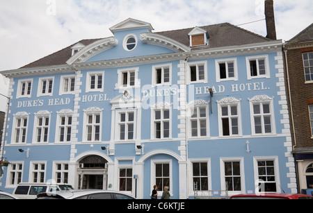 King's Lynn Norfolk England Regno Unito blu e bianca facciata del Duke Hotel di testa in Tuesday Market Place Foto Stock