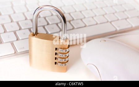 Laptop e lucchetto come una metafora per sistemi di sicurezza e informatica Foto Stock