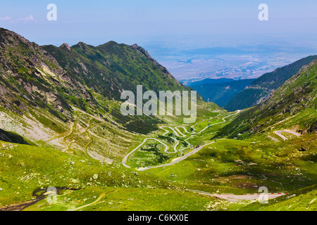 Paesaggio dal roccioso Monti Fagaras in Romania in estate con avvolgimento Transfagarasan road a distanza Foto Stock