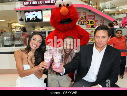 Chris Balish e Rachel Smith dalla televisione ABC "sul tappeto rosso' concoct le proprie custom scuote in milioni di Foto Stock