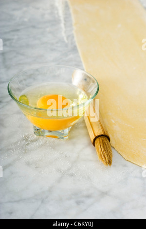 Foglio di pasta per essere spazzolato con uovo sbattuto Foto Stock