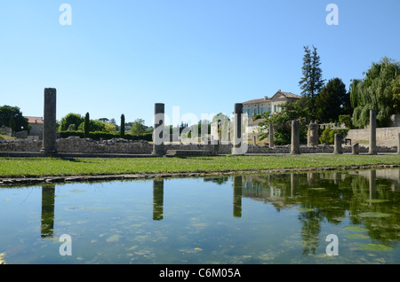 Resti di Casa cortile e colonne riflesse in piscina alle rovine romane o città di Vaison-la-Romaine, Vaucluse, Provenza, Francia Foto Stock