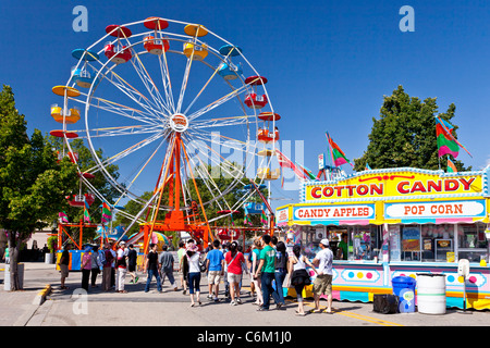 Ruota panoramica Ferris e chioschi di Midway al mais e Apple Festival in Morden, Manitoba, Canada. Foto Stock