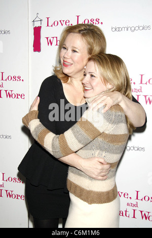 Caroline Rhea e Melissa Joan Hart che frequentano il dopo la festa per celebrare i nuovi membri del cast del gioco "Amore, perdita, e Foto Stock