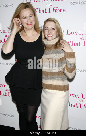 Caroline Rhea e Melissa Joan Hart che frequentano il dopo la festa per celebrare i nuovi membri del cast del gioco "Amore, perdita, e Foto Stock