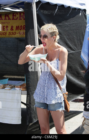 Tori Spelling va al Mercato degli Agricoltori di Los Angeles, California - 08.08.10 Foto Stock