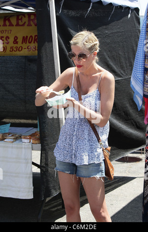 Tori Spelling va al mercato degli agricoltori di Los Angeles, California - 08.08.10 Foto Stock