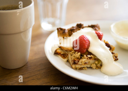 Torta di mele con fragole e panna alla vaniglia Foto Stock